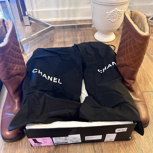 CHANEL LEATHER WINTER BOOTS , camel color with CC logo and Shearling Fur - Picture 5 of 17